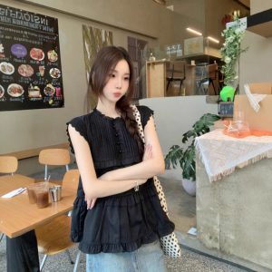 Real shot of Korean sweet age-reducing lace flying sleeve shirt for women with niche pleated top