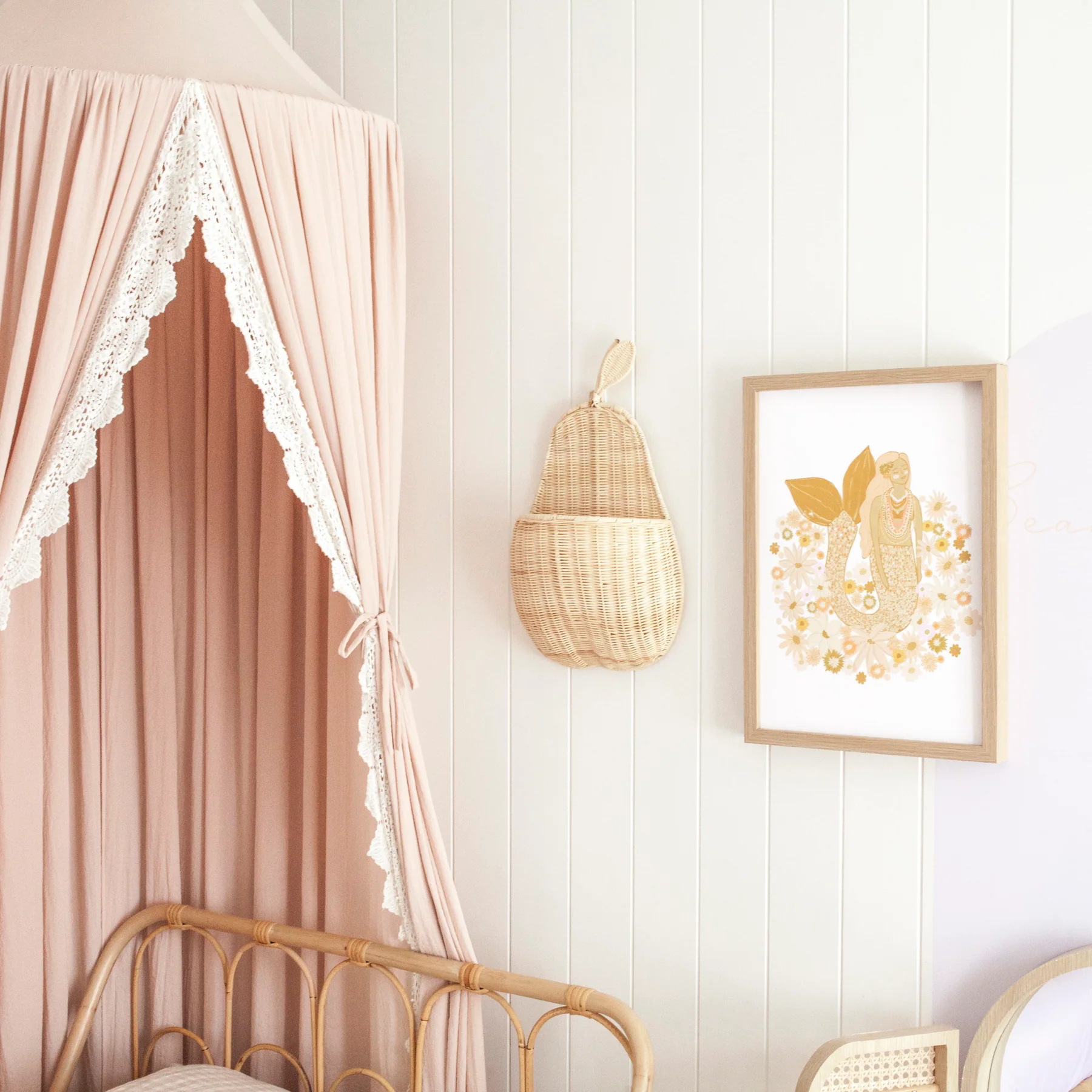 Natural rattan wall-mounted apple fruit shape storage basket hand-woven apple pear storage basket wall storage rack